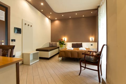 Triple Room | In-room safe, desk, soundproofing, free WiFi