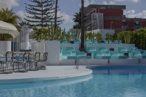 2 outdoor pools, free cabanas, pool umbrellas