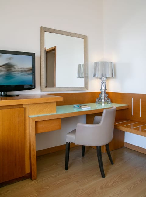 Deluxe Double Room Sea View | In-room safe, desk, free WiFi, bed sheets