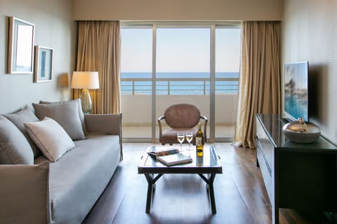 Junior Suite Sea View | Living area | Flat-screen TV