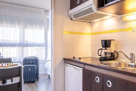 Double Studio | Private kitchen | Fridge, microwave, stovetop, coffee/tea maker