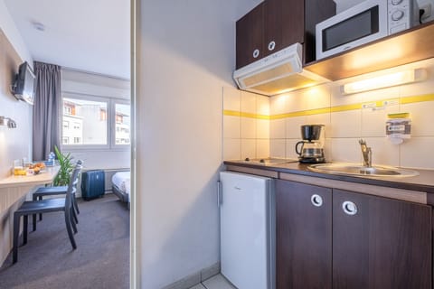 Studio, 2 Twin Beds | Private kitchen | Fridge, microwave, stovetop, coffee/tea maker