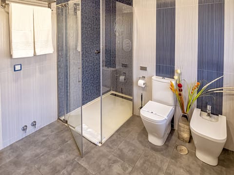 Junior Suite | Bathroom | Free toiletries, hair dryer, towels