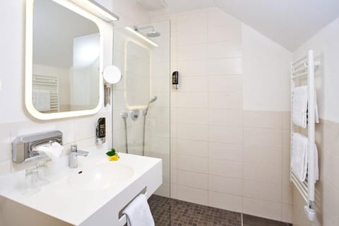 Shower, free toiletries, towels