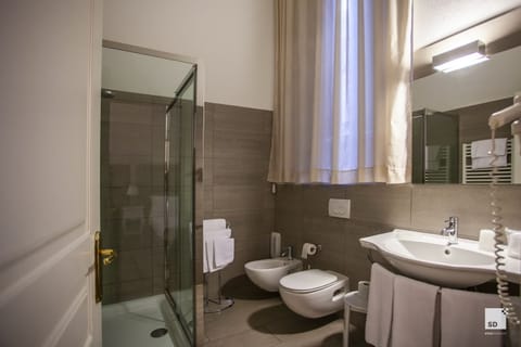 Triple Room | Bathroom | Shower, free toiletries, hair dryer, bidet