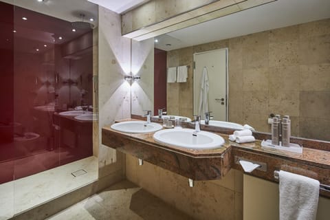 Superior Suite | Bathroom | Shower, hair dryer, slippers, towels