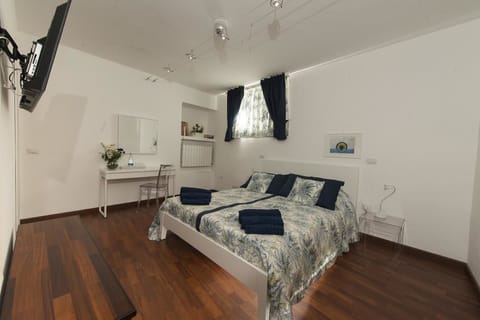 Double Room | Desk, free WiFi, bed sheets