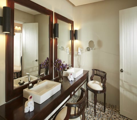 Royal Suite - Lake View | Bathroom | Shower, free toiletries, hair dryer, towels