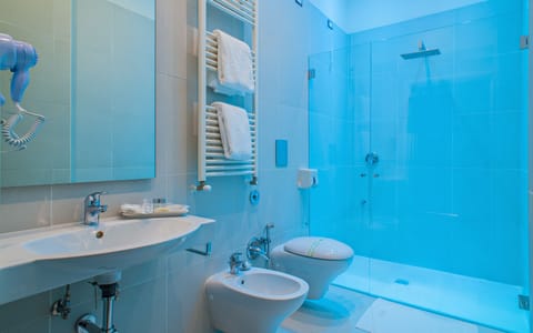 Deluxe Double Room, Accessible, Balcony | Bathroom | Shower, rainfall showerhead, designer toiletries, hair dryer