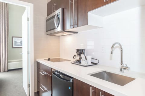 Standard Suite, 1 King Bed, Kitchenette | Private kitchenette | Microwave, coffee/tea maker