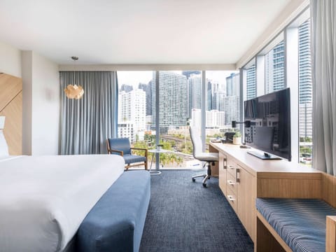 Executive Suite, 1 Bedroom (King, City and Bay view) | Premium bedding, minibar, in-room safe, desk