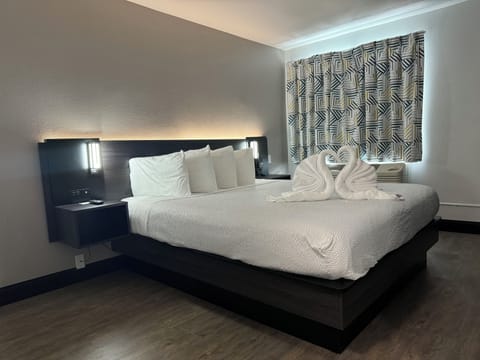 Basic Room, 1 King Bed | Desk, free WiFi, bed sheets