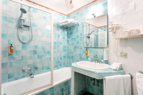 Combined shower/tub, free toiletries, hair dryer, bidet