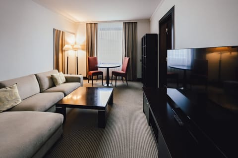 Suite, 1 Bedroom, Kitchenette (with Living Area) | Hypo-allergenic bedding, down comforters, Select Comfort beds, minibar