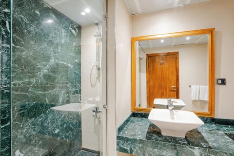 Executive Room | Bathroom | Combined shower/tub, free toiletries, hair dryer, towels