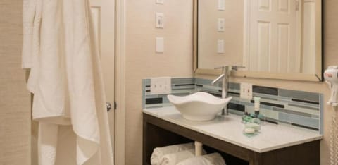 The Aqua | Bathroom | Free toiletries, hair dryer, towels, soap