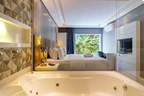 Suite com hidromassagem | Bathroom | Shower, hair dryer, towels