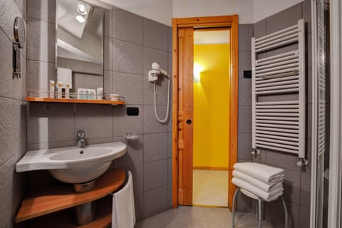 Double or Twin Room | Bathroom | Free toiletries, hair dryer, bathrobes, bidet