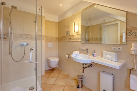 Comfort Double Room, Sea View | Bathroom | Shower, free toiletries, hair dryer, towels