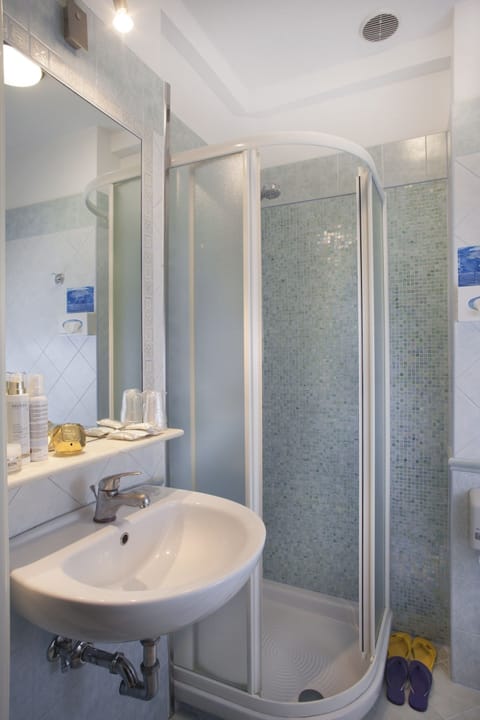 Comfort Double Room | Bathroom | Shower, hair dryer, bidet, towels