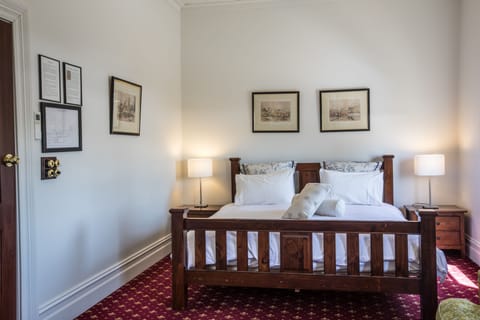 Suite, 1 King Bed, Ensuite | Iron/ironing board, free WiFi, bed sheets