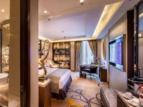 Executive Suite | Minibar, in-room safe, desk, blackout drapes