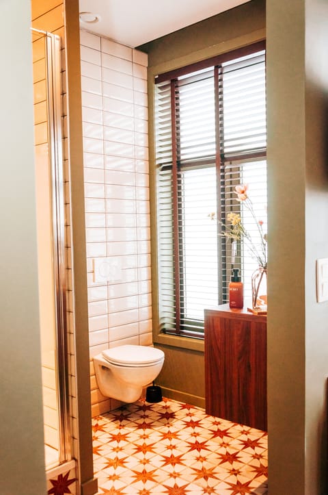 Design Double Room | Bathroom | Shower, rainfall showerhead, free toiletries, hair dryer