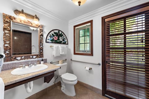 Standard Queen Accessible | Bathroom | Hair dryer, towels