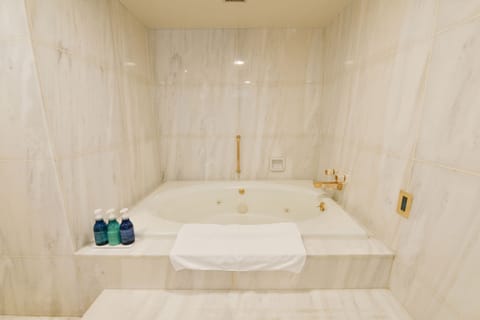 Luxury Room, Non Smoking (West Wing) | Bathroom | Combined shower/tub, free toiletries, hair dryer, slippers