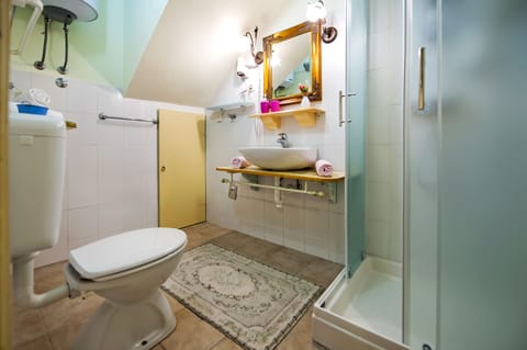 Comfort Studio, Annex Building | Bathroom | Shower, hair dryer, towels