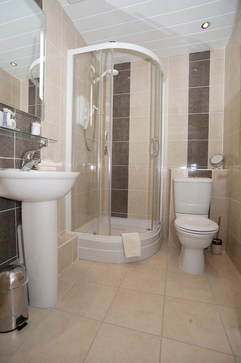 Standard Double Room, Ensuite | Bathroom | Shower, free toiletries, hair dryer, towels