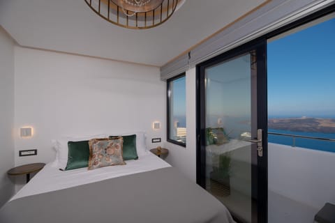 Junior Suite, Jetted Tub, Sea View | Premium bedding, minibar, in-room safe, individually decorated