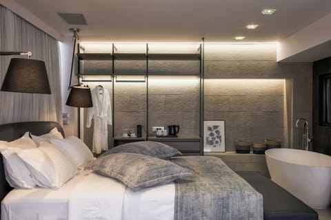 Luxury Penthouse | Egyptian cotton sheets, premium bedding, minibar, in-room safe