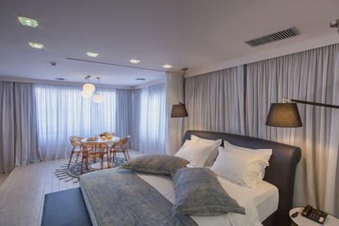 Luxury Penthouse | Egyptian cotton sheets, premium bedding, minibar, in-room safe