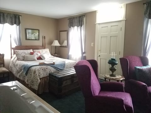 Room, Private Bathroom (3. The Sheboygan Room) | Living area | TV, fireplace, Netflix, DVD player