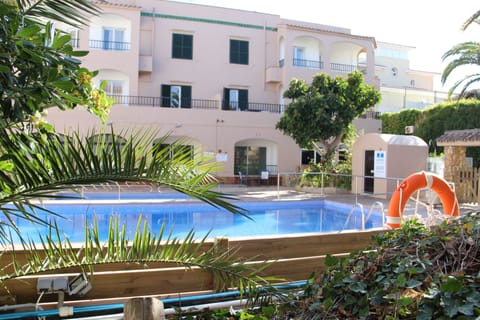 Outdoor pool, open 10 AM to 7:30 PM, sun loungers