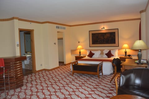 Executive Suite | In-room safe, desk, blackout drapes, iron/ironing board