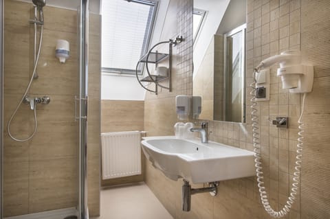 Classic Double Room | Bathroom | Towels, soap, shampoo, toilet paper