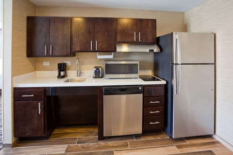 Full-size fridge, microwave, stovetop, dishwasher