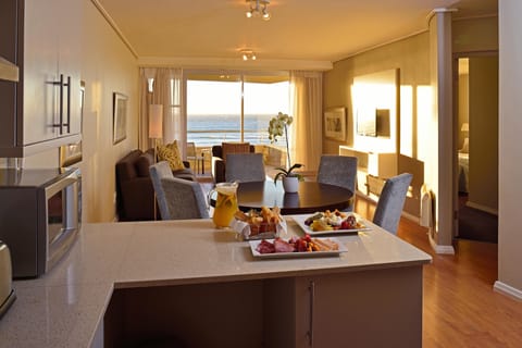 Self Catering Apartment Sea View | Room service - dining