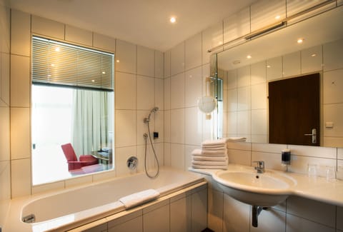 Superior Double Room | Bathroom | Eco-friendly toiletries, hair dryer, towels