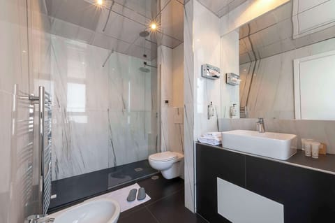 Rainfall showerhead, free toiletries, hair dryer, bidet