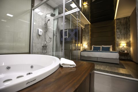 Premier Suite, 1 King Bed, Smoking, Jetted Tub | Jetted tub