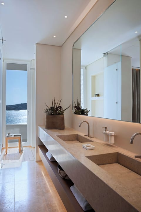 The Coast Grand Suite with Pool | Bathroom | Shower, rainfall showerhead, free toiletries, bathrobes