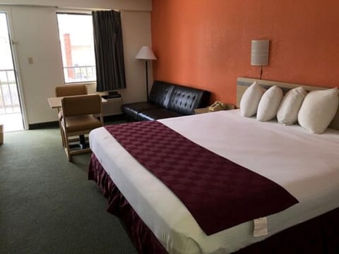 Standard Room, 1 King Bed | Desk, free WiFi, bed sheets