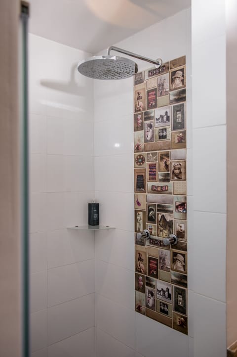 Superior Double Room | Bathroom shower