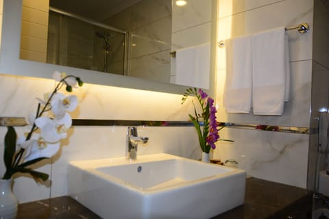 Quadruple Room, Balcony | Bathroom sink