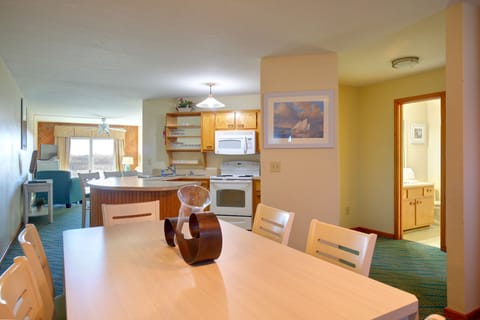 Family Condo, 2 Bedrooms, Resort View | In-room dining