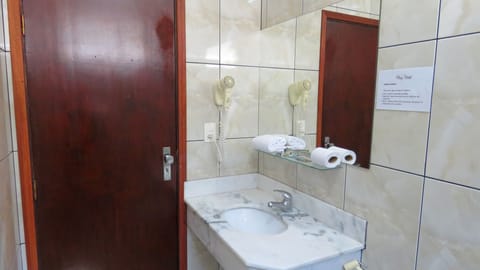 Deluxe Single Room | Bathroom | Shower, free toiletries, towels