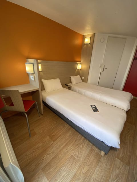 Standard Room, 2 Twin Beds | Desk, free cribs/infant beds, free WiFi, bed sheets